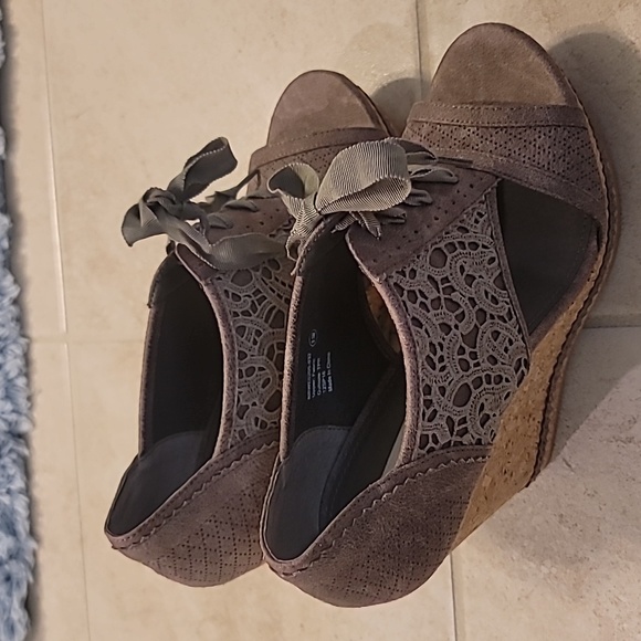 Sandals - Picture 2 of 3